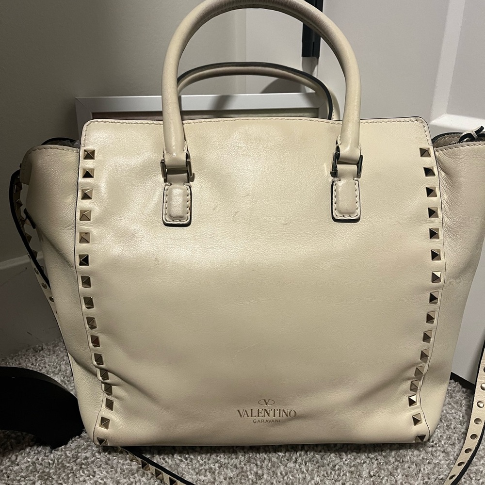 Valentino Garavani Ivory Leather Rockstud Trapeze Tote - Picture 13 of 14